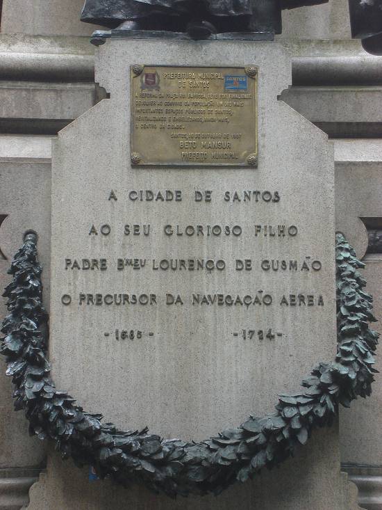 Monument et plaque commémorative à la mémoire de Gusmâo,le grand "redécouvreur" de l'avion.