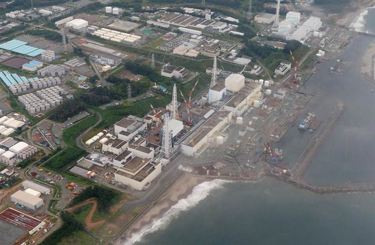 Une photo aérienne montre la centrale nucléaire de Fukushima, dans le nord du Japon. L'eau radioactive déversée lors d'une catastrophe provoquée par le tsunami en 2011 fait tranquillement son chemin vers la zone côtière américaine.Sur cette photo prise en altitude on peut deviner la chaleur et le bouillonnement de l'eau et la différence de couleur.