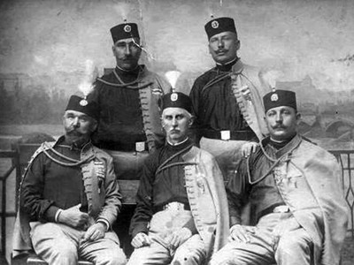 Photo de groupe d'officiers serbes juste avant la Grande Guerre.Dragutin Dimitrijevic se trouve en bas à droite.