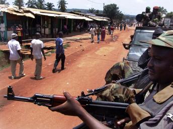 Deux combattants islamiques de la Séléka en patrouille.