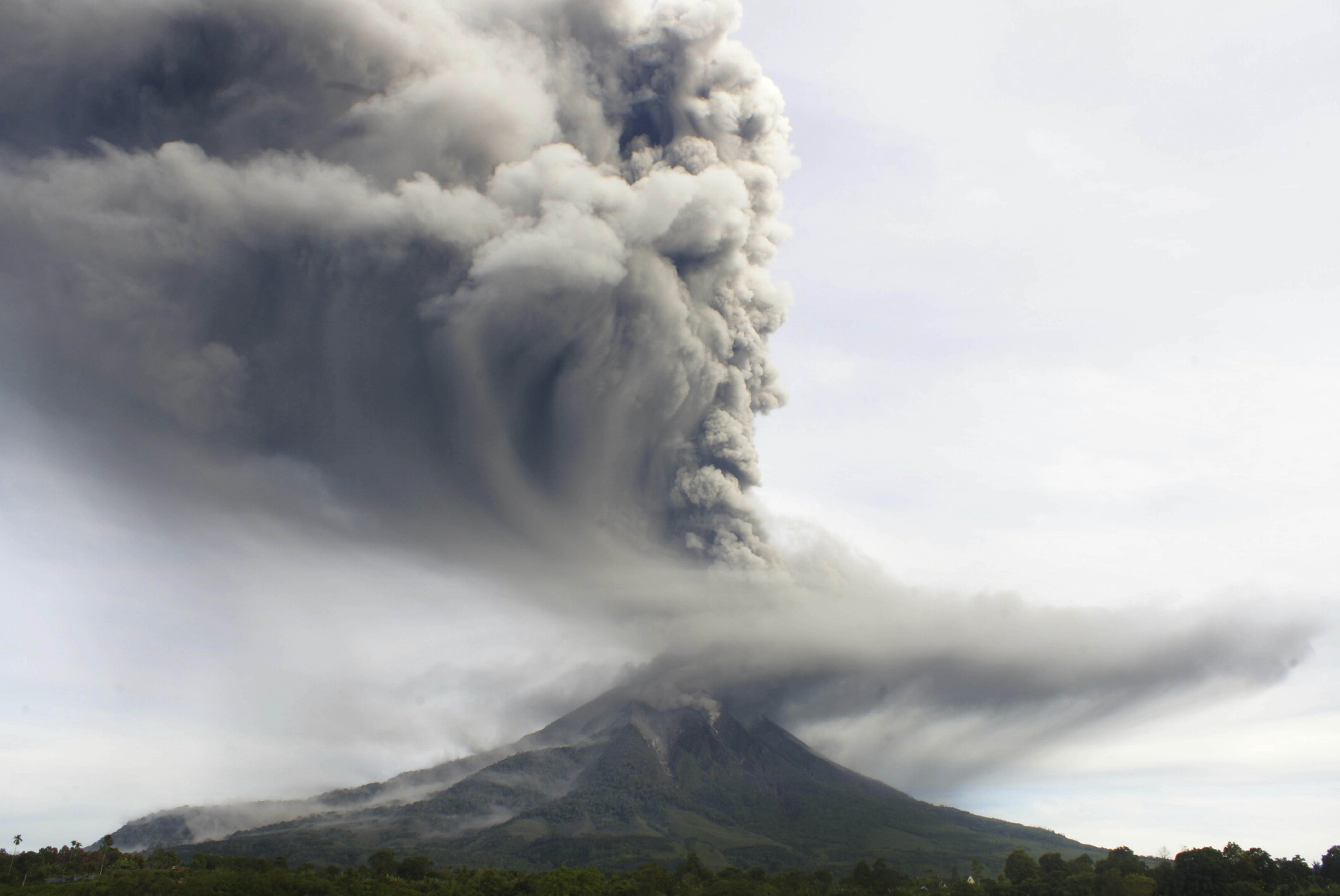 Une extraordinaire éruption du mont Sinabung en Indonésie .
