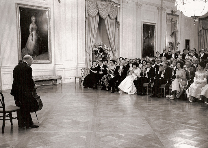 Scène de Camelot - de renommée mondiale le violoncelliste  espagnol Pablo Casals joue à la Maison Blanche.