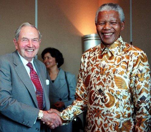 Nelson Mandela  et David Rockefeller au sortir d'une conférence,à New York,en 1998.