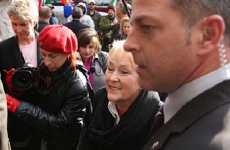 La chef du Parti québécois, Pauline Marois, a pu passer sans encombre ,le 9 novembre 2008,la «ligne» de manifestants souverainistes favorables à Jean-Claude St-André, victime selon eux d’une injustice pour avoir exprimé sa dissidence au sein du PQ.