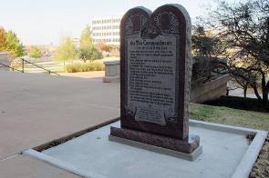 Le monument chrétien sur les "10 Commendements"...une vision spirituelle qui fait partie des valeurs ancestrales des citoyens de l'Oklahoma.
