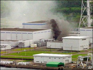 Dégats causés à la grande centrale de Kashiwasaki-Kariwa en 2007.Voyez l'intensité des fuites diverses.