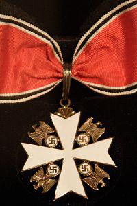 La fameuse médaille décernée à Henry Ford,en 1938 par le Consul allemand:la Médaille de l'Aigle Allemand.