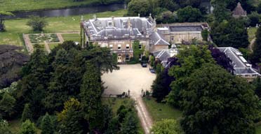 Glympton, Oxfordshire. Le manoir de 2.000 hectares et immobilier sportif acheté par le prince Bandar, après avoir organisé la vente d'armes al-Yamamah.