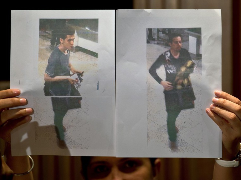 La police malaisienne a indiqué mardi 11 mars avoir identifié les deux hommes ayant embarqués à bord de l'appareil avec un faux passeport. Il s'agit de deux Iraniens de 18 ans et 29 ans. Les autorités restent cependant sceptiques sur le profil terroriste des deux hommes et privilégient l'hypothèse d'immigrés clandestins. (AFP PHOTO / MANAN VATSYAYANA)