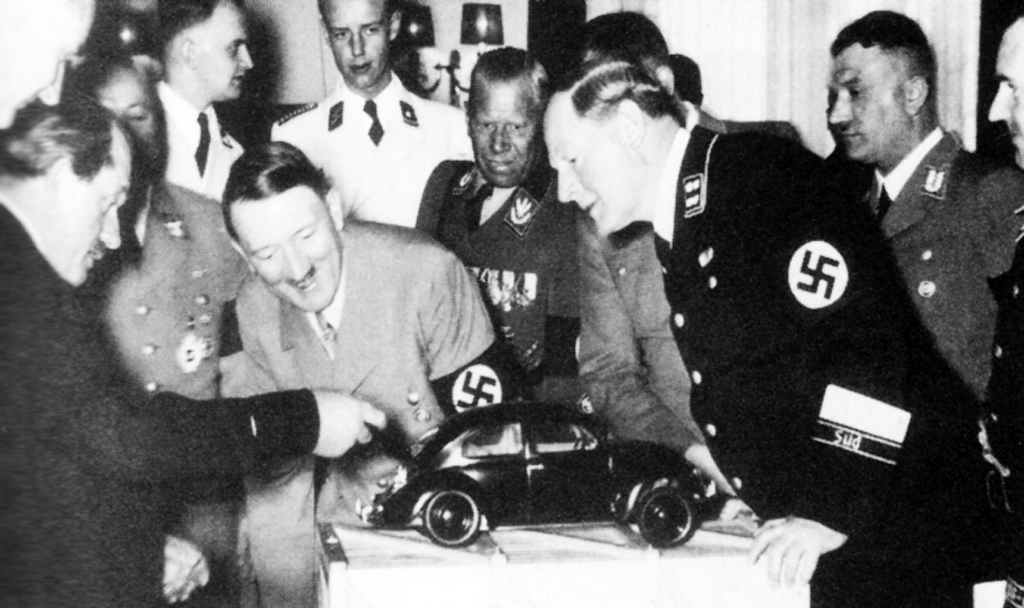 Le 26 mai 1938,le Führer Adolph Hitler  lançait la Volkswagen,la voiture du peuple.