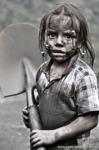 Au début du 20 ième siècle,beaucoup d'enfants travaillaient dans les mines d'émeraudes,en Colombie.Comme cette petite fille.