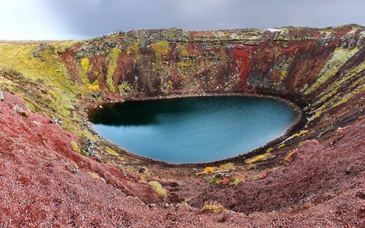 10-Le lac volcanique Askja   ou   lac Viti,un  lac géothermique unique au monde, Askja - Islande. Dans les hauts plateaux du centre de l'Islande ce lac volcanique incroyable est basé. Le nom est en référence aux chaudières Askja sont autour des pentes des montagnes voisines. Un grand lac appelé Oskjuvatn formé d'une éruption majeure en 1875 et maintenant remplit de nombreux petits cratères dans la région. Comme le deuxième lac le plus profond en Islande, le lac et les cratères environnants sont gelés plupart de l'année.