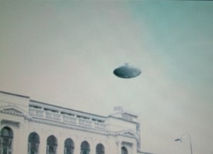 Dans les archives secrètes allemandes,un chercheur retrouvera cette photo d'un "disque volant" au-dfessus du Reichstag (1936)