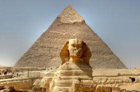 La Grande pyramide et son gardien,le Sphinx. La construction du sPhinx,telle qu'on le connait,remonterait à  au moins 12,000 ans.L'érosion sur son dos provient  de la pluie et non du sable du désert qui n'existait pas,alors
