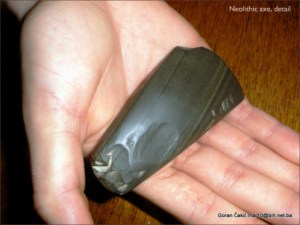 De nombreux outils néolithiques ont été retrouvés dans les fouilles récentes.