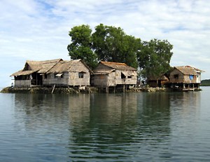 De nombreuses habitations ont été abandonnées à Tuvalu et aux Îles Salomon devant la montée des eaux du Pacifique.