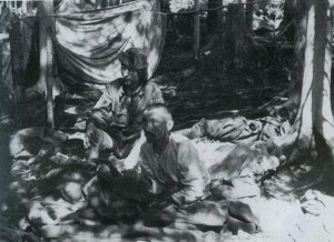 Des combattants laissés à eux-mêmes ,tentant de survivre ...fin 1942 ,après la bataille. La faim fera plus de victimes que les combats.