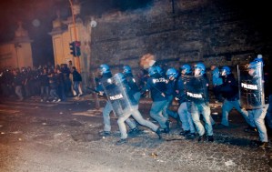 Des policiers en tenue anti-émeute en action,après que des émeutiers manifestaient  ,en dehors de la Société de Saint-Pie X siège, un groupe catholique schismatique, où les funérailles de l'ancien officier SSi Erich Priebke qui devait avoir lieu dans Albano Laziale.