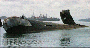 Un sous-marin soviétique échoué  tout près de la rive ,en mer Baltique.