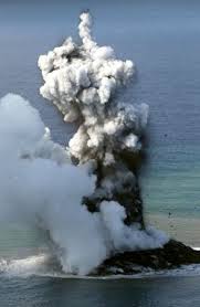 Le volcan Nishimo-Shima :un commencement ,tout comme une naissance ,est un moment d'une délicatesse extrême.