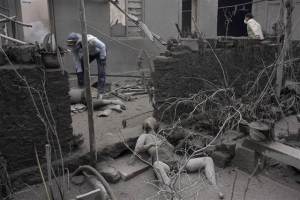 Beaucoup de gens sont morts dans leur sommeil...ou n'ont pas eu le temps de s'évader de Merapi...soient 122 dans la seule nuit de mardi.