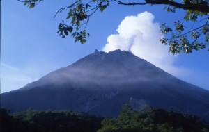 Le majestueux et très cruel mont Merapi ...à nouveau en éruption.
