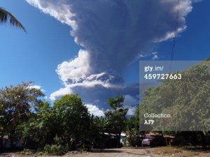 Vue sur le volcan crachant des cendres et Chaparrastique fumée à San Miguel, à 140 km à l'est de San Salvador, El Salvador, le 29 Décembre 2013. Le système de défense civile nationale du Salvador a déclaré l'alerte jaune et évacuations préventives dans les zones entourant le volcan. AFP PHOTO / Roberto Acevedo (Photo credit should lire Roberto Acevedo 