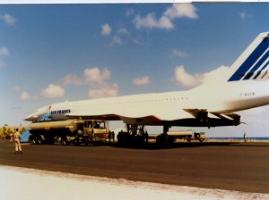 De nombreux exercises militaires ont eu lieu sur Mururoa,sans  tenir compte des coûts élevés à fare payer aux payeurs de taxes.Même le Concorde  a été utilisé pour des exercise de crash d'avion.Bref,rien de trop beaux,rien de trop coûteux pour la "Classe Militaire".Continuez de payer,bandes de caves (ils ont du se dire entre eux).