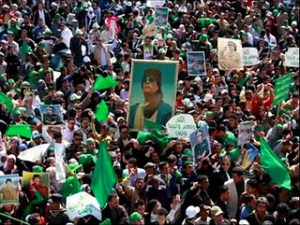 En viron 2 mois avant l'assassinat de Kadhafi,la population de Tripoli était sortie dans la rue pour manifester son soutient au grand leader. La presse occidentale déformera  l'événement en parlant de manifestants hostiles. Après la mort du Grand Leader,des milliers de gens seront assassinés dans cette ville.