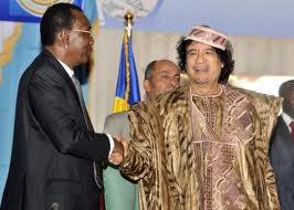 Idriss Deby Itno avec Khadafi...à une belle époque.