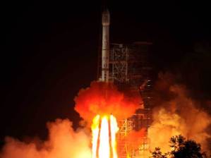 La fusée géante Chaghe -3 emmène  Jade Rabbit (Le Lapin de Jade) vers la lune