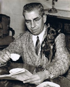 Lucky Luciano  en compagnie de son chien favori.Lucky préférait la compagnie des animaux à celle des humains.