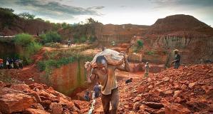 Un travailleur-esclave sur une mine de diamants en Afrique.