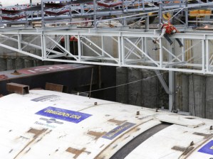 Un travailleur positionne une bouteille de Cava espagnol sur une corde au-dessus de "Bertha.