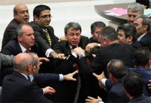 Le parlement turc en pleine émeute.