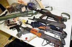 Le nombre élevé de gangs de rues  les oblige à s'armer lourdement. Ici  une saisie d'armes dans l'un des groupes  criminalisés vendant la drogue.