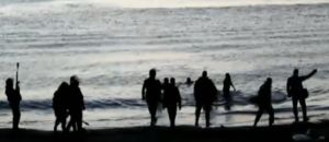 De nombreux réfugiés ont tenté de contourner les barrières en nageant.