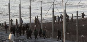 Les morts n'ont pas seulement eu lieu par noyade,mais aussi par la tentative d'escalader la barrière frontalière.