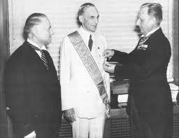 Henry Ford was awarded the Medal of the German Eagle, the highest honor granted to a foreigner. Here we see the consul Karl Kapp, who gave him his decoration in 1938.