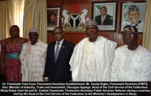 Reconnaissez le même bureau avec une panoplie  de hauts gradés du FMI (version Nigéria) ,de responsables économiques du Nigéria et certaines personnes liées au ministère de l'intérieur,là-bas.