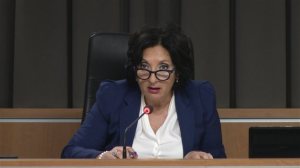 Espérons qu'elle ne se laissera pas distraire. Si le