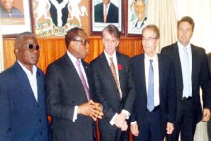 Regardez bien ce bureau...centrez ces armoiries au mur et reconnaissez Michael Novak  ,celui qui tend la main.