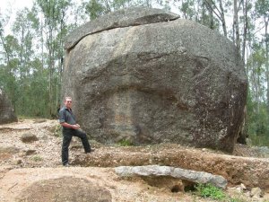 La pierre IKIBUYE CYA SHARI  à la frontière du burundi-Akanyaru. Les légendes anciennes du terroir racontent qu'à l'intérieur de la pierre , il y avait un autre monde, dont vivent aussi les autres humains...Légende racontée par les anciens des villages voisins. 