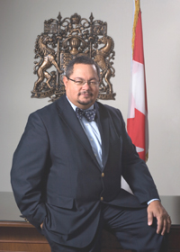 L’ex-patron déchu du CUSM en des temps plus heureux pour lui… mais annonciateurs de temps moins heureux pour les contribuables floués… Un des grands manipulateurs allégués de son temps, l’ex-patron déchu du Centre universitaire de santé McGill (CUSM) – le dit nommé Arthur Porter -, fut mis en état d’arrestation.