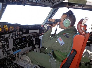 Le pilote d'un AP-3C Orion australien pendant les recherches, le 17 mars. Alors que l'enquête entre dans son 11e jour, les éléments connus avec certitudes sont rares, parfois contradictoires, et suscitent la sidération face à ce qui apparaît comme l'un des plus grands mystères de l'histoire de l'aéronautique moderne. (AFP PHOTO / ROYAL AUSTRALIA AIR FORCE)