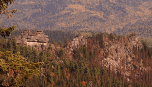 Les blocs de granit impressionnent par leurs dimensions. Ils font des murs dans une technique de maçonnerie polygonale. Les géologues les comparer avec Stonehenge et les pyramides égyptiennes. Les murs sont de 40 mètres de haut, et ils s'étendent sur près de 200 mètres. La longueur de la partie des pierres est d'environ 20 mètres, et leur hauteur est de 5-7 mètres. Le poids de chaque bloc est de plus de 1000 tonnes.