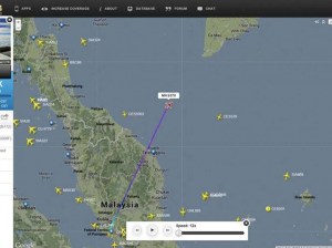 La dernière position connue du vol MH370. L'armée malaisienne, citant des analyses radars, avait évoqué dimanche l'hypothèse que l'avion ait fait demi-tour vers Kuala Lumpur. Mais un demi-tour aurait dû déclencher des alertes, alors qu'aucun signal de détresse ou d'aucune sorte n'a été envoyé par le pilote expérimenté. (AP Photo/flightradar24.com)