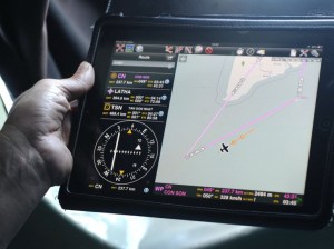 Les systèmes de transmission ont régulièrement cherché à se connecter à un ou plusieurs satellites relais. D'après un membre de la police malaisienne ayant requis l'anonymat, l'hypothèse selon laquelle une personne ayant des notions de pilotage aurait pris les commandes du vol Kuala Lumpur-Pékin serait à l'étude. 