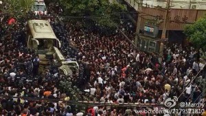 La foule a renversé le camion que les troupes étaient au volant et l'entourait.