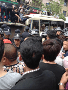 Devant le peuple en colère,les policiers,les bras du système politique,baissaient les yeux.